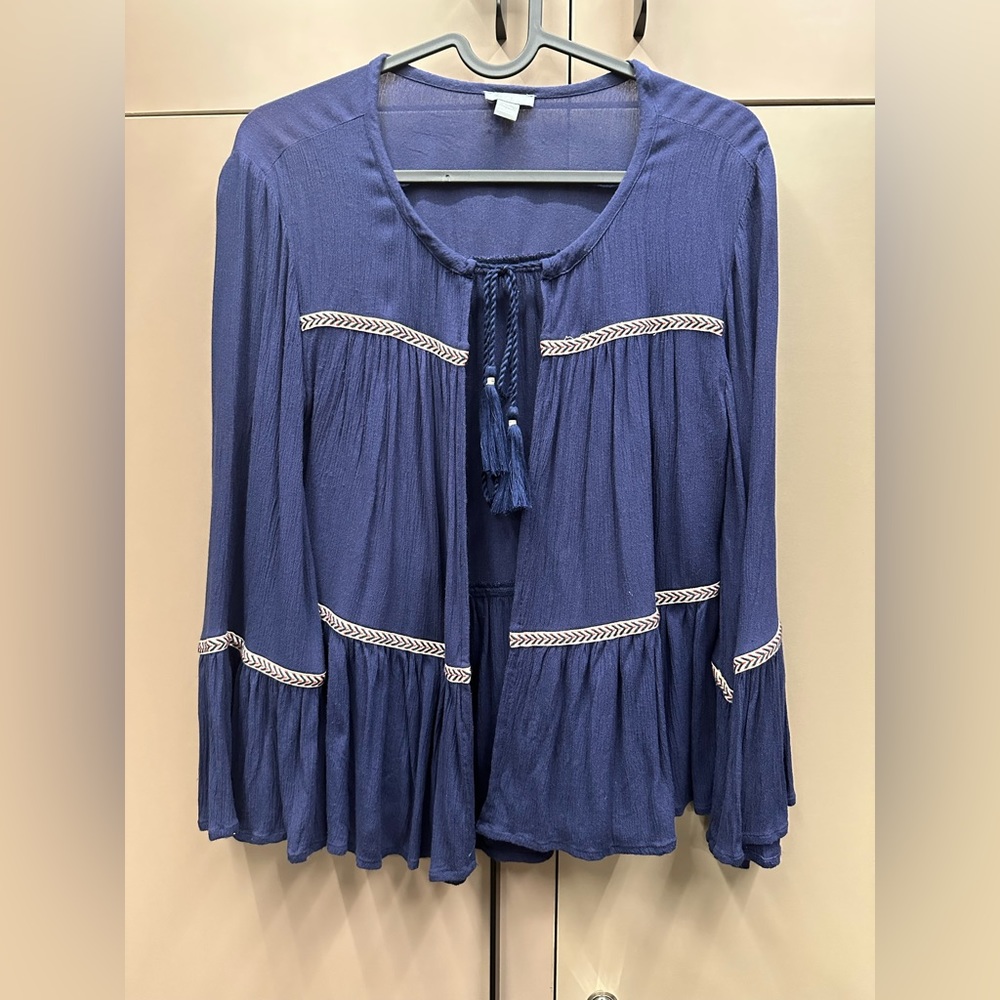 Super cute bell sleeve top AE